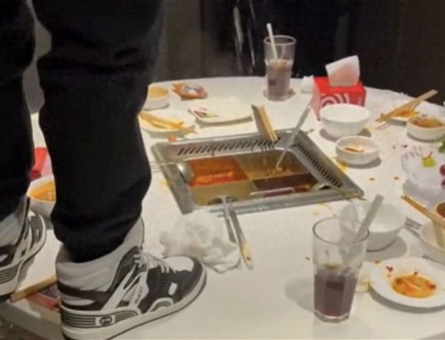 朝海底捞锅底小便事件：两名17岁少年或面临百万赔偿