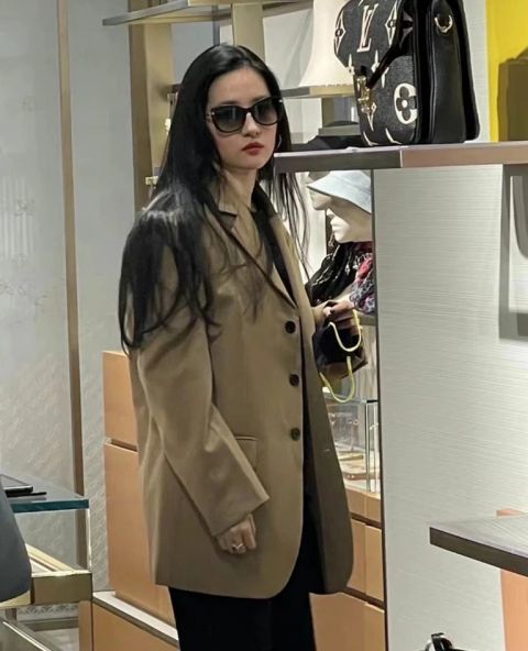 刘亦菲和助理逛街被偶遇：揭秘她的生活化一面