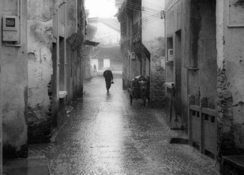 《雨巷》：在文字中漫步的诗意人生