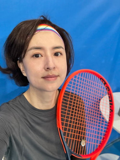 衣服被指不雅观：前央视主持人张蕾怒斥背后的真相