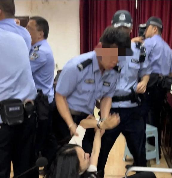 律师被“背铐”带离事件背后：政法委介入后的真相与思考