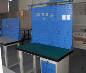 一次性内裤工作台竟是工人餐桌？职场与卫生的双重拷问