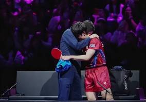 张本智和场下与教练抱头痛哭：从失败到胜利的泪水