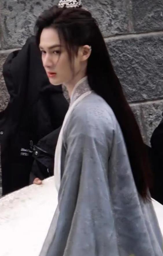 朱正廷羽翼天使造型：从复古香芋紫到温柔气质的蜕变