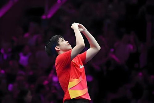 王楚钦夺冠后比心献给家人：冠军背后的温情故事