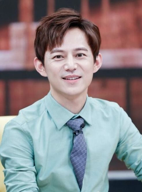 何炅比李乃文大六个月？揭秘那些年关于他的趣事与秘密