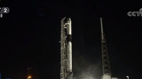 见证奇迹：龙飞船成功对接空间站，滞留宇航员终迎回家时刻