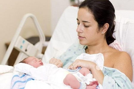 产妇出院被塑料袋包裹回家，背后竟是家人的深沉关爱