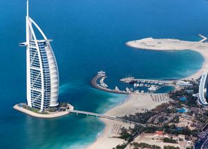 穿越时空的艺术之旅：阿布扎比卢浮宫与雷诺阿的《巧克力杯》