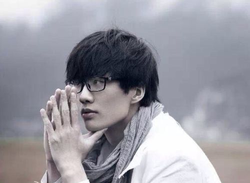 许嵩2025年第一条微博引爆粉丝狂欢：演唱会消息成热议焦点