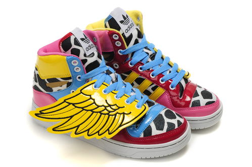 女生爬山鞋子被树枝扎穿：一场意外引发的深思