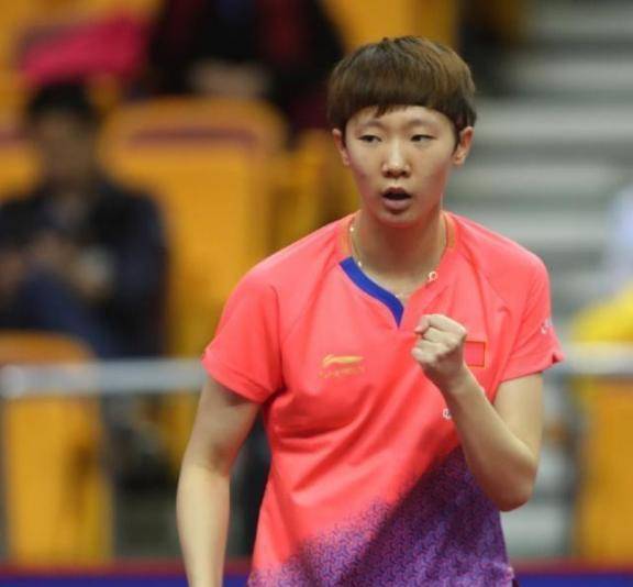 国乒大合影给受伤的王曼昱留了位置：一个细节展现团队精神