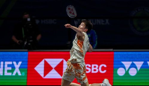 全英羽毛球公开赛：石宇奇2:1险胜李诗沣，晋级决赛！