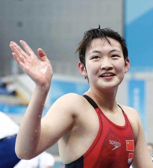 15岁小将万项中线吊射世界波：致敬中国足球的未来之星