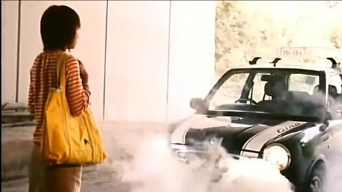 俩小伙车内看鬼片被女生吓到：一场意外的惊悚体验