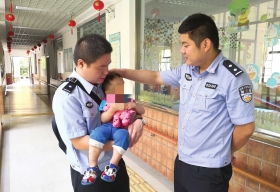 婚礼现场惊现冰毒礼金，新郎当众吸食引发热议