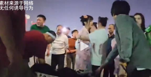 大哥乱入女孩故宫跳舞视频，意外成为全场焦点