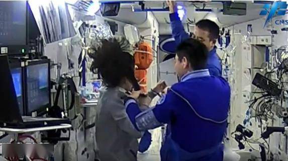 太空理发店的奇妙体验：边剪边吸，神舟十九号乘组解锁新技能