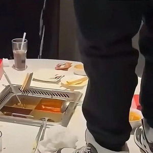 海底捞“小便门”事件后续：顾客10倍赔偿到账，同桌朋友要求平分赔偿金