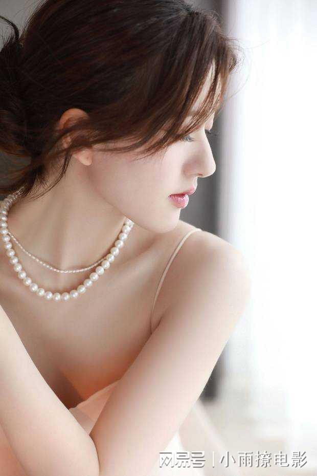 赵露思吊带皮裙造型惊艳，网友直呼：太辣了！