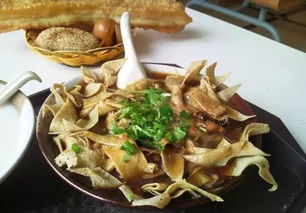 天津大爷用大刀坐着切豆腐丝：手艺背后的城市味道