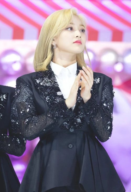 韩团STAYC在线表白赵露思：粉丝文化的跨圈狂欢