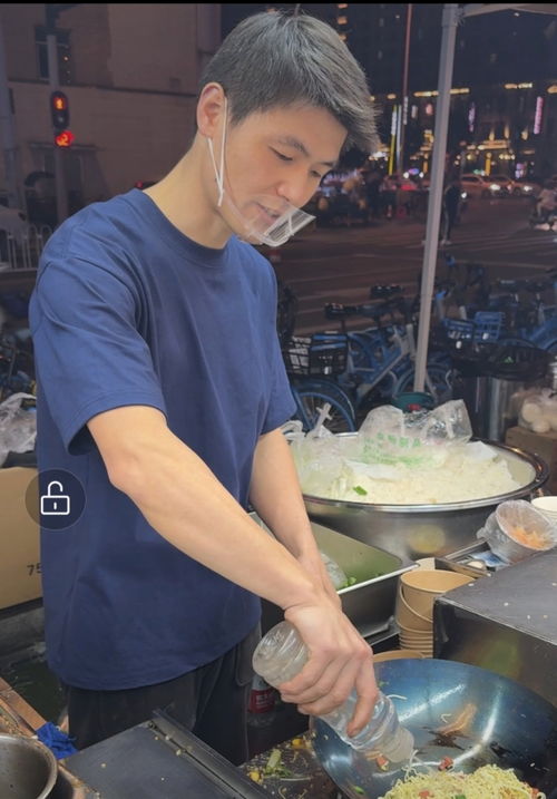 小伙摆摊卖炒饭年赚50万：真实收入不怕质疑