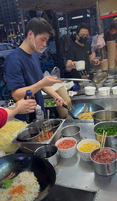 摆摊卖炒饭年入50万：90后小伙的创富故事