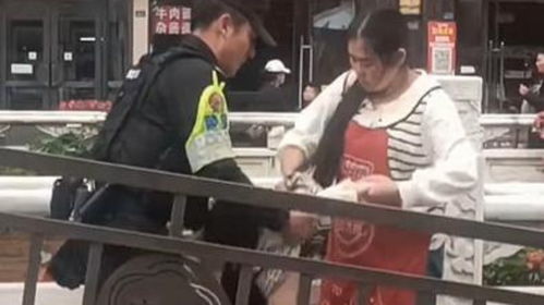 男子欲将女儿扔进河中，背后的故事令人唏嘘