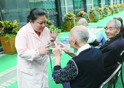 继女与胞姐争夺失智老人监护权：亲情与法律的双重考验