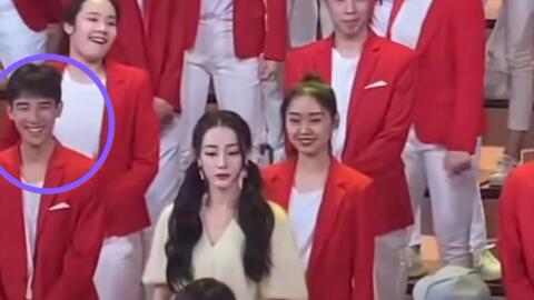 景甜出场哇声一片：甜美女神的现场魅力大揭秘