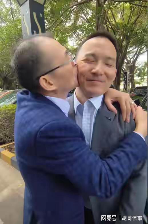 谢浩男与父亲直播认亲：24年的等待，团圆背后的感人故事