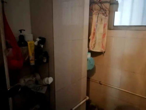 惊魂一刻：女子洗澡时玻璃门自爆手筋被炸断