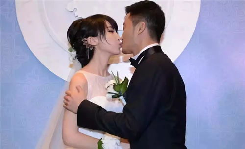 谢楠自嘲像守宫：吴京背后的女人如何面对争议与幸福