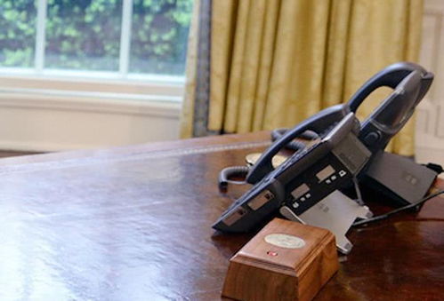 特朗普的“可乐按钮”背后：权力、幽默与政治博弈