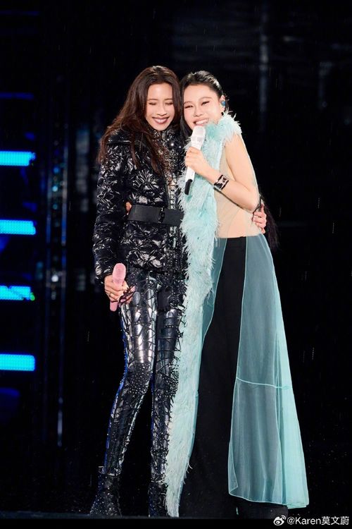 54岁莫文蔚演唱会意外摔倒：专业素养与幽默回应的完美结合