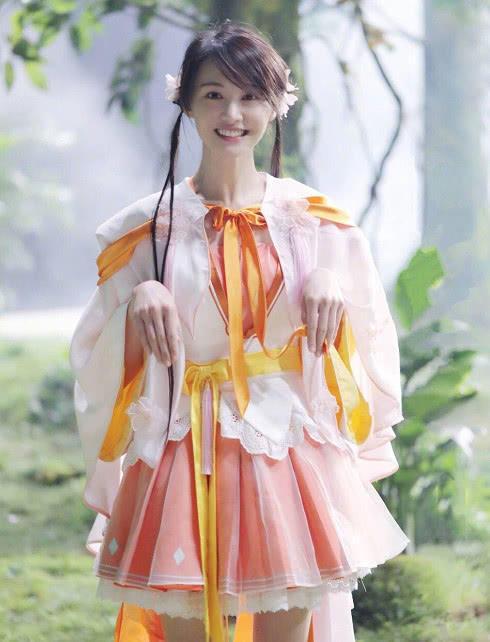 古装动作站着姿势怎么摆？重庆摄影培训学校教你拍照道具选择技巧