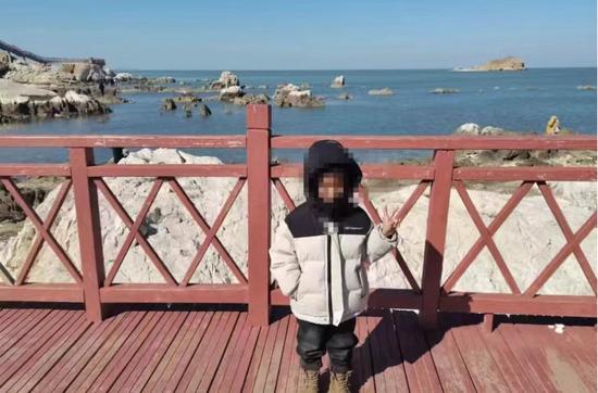 “狠狠打一顿”背后：5岁男童疑被生母及其男友打死，案件即将开庭