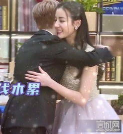 迪丽热巴侧边丸子头：甜美造型背后的秘密