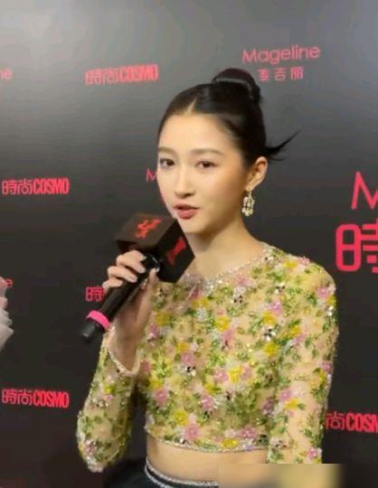 关晓彤造型师回应：从争议到合作，她如何用智慧化解舆论风波？