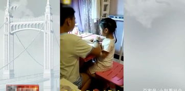 4岁妹妹辅导6岁哥哥写作业，耐心温柔背后的家庭温情