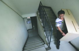 物业撤场停电梯，居民每天爬30层楼：我的亲身经历