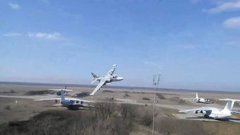 男子海边偶遇战机贴地飞行：震撼瞬间与背后的故事