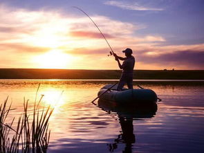 迎着三月的阳光，他用一根鱼竿钓出了生活的诗意