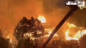 横店片场失火事件亲历者自述：一场大火背后的震撼与反思