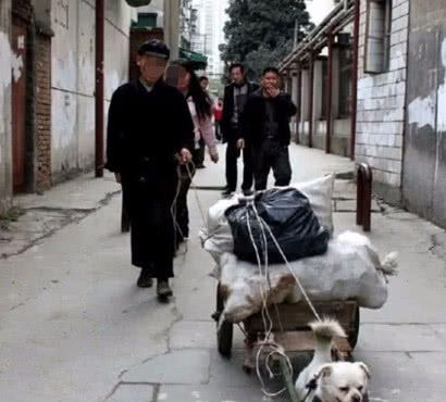 暖心瞬间：男子停车扶起倒地老人，社会正能量值得点赞