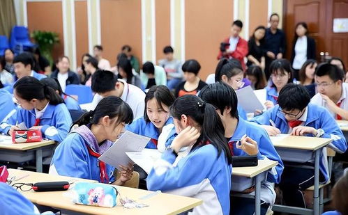 校方回应男生上厕所遭保安偷拍事件：真相到底如何？