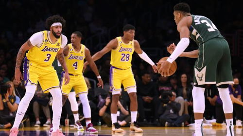 雄鹿与湖人的巅峰对决：字母哥24+12+9，东契奇45+11，詹姆斯缺阵下的精彩较量