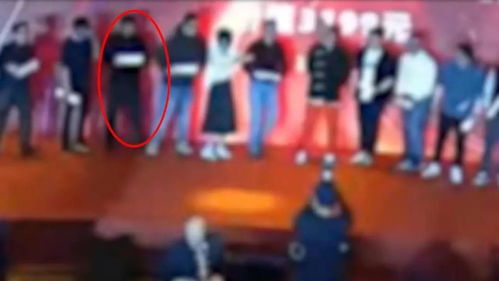 男子混入年会蹭吃喝还领奖，真相令人咋舌！