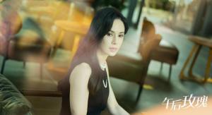 李若彤主演短剧《午后玫瑰》引发热议：自降身价还是勇敢尝试？